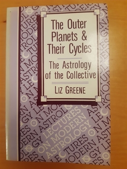 Greene, Liz: The Outer Planets & Their Cycles - ENGELSK TEKST - (BRUGT - VELHOLDT)