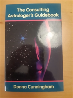 Cunningham, Donna: The Consulting Astrologer's Guidebook - ENGELSK TEKST - (BRUGT - VELHOLDT)