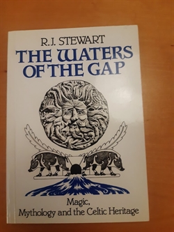 Stewart, R. J.: The Waters of the Gap - ENGELSK TEKST (BRUGT - VELHOLDT)