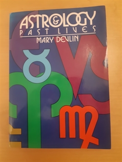Devlin, Mary: Astrology Past Lives - ENGELSK TEKST (BRUGT - VELHOLDT)