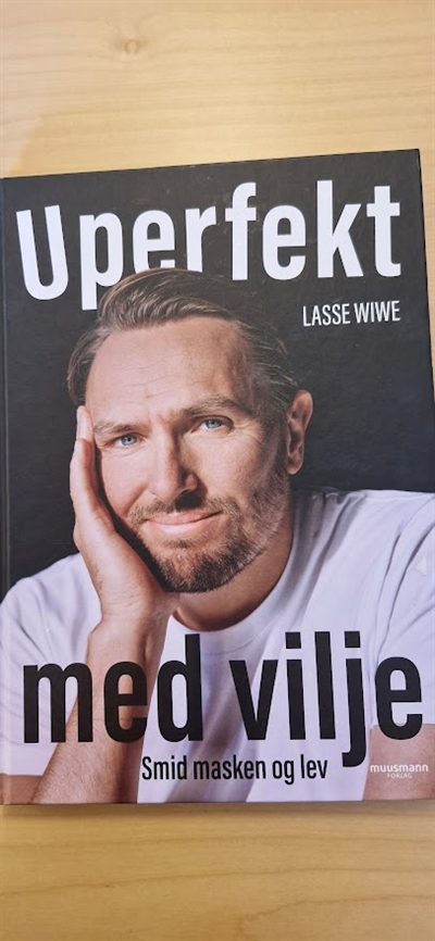 Wiwe, Lasse: Uperfekt med vilje - (BRUGT - VELHOLDT)