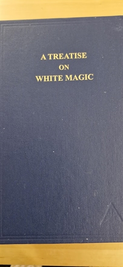 Bailey, Alice A.: A TREATISE ON WHITE MAGIC - (BRUGT - VELHOLDT)